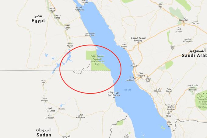 Od leta 1956, ko je Sudan postal samostojna država, se z Egiptom prepira glede teritorija, ki mu pravijo Halaibski trikotnik (obkrožen z rdečo). Ozemlje že od 90. let prejšnjega stoletja upravlja Egipt. Območja Bir Tawil (obkrožen z modro) se medtem otepata tako Egipt kot Sudan. | Foto: Google Zemljevidi