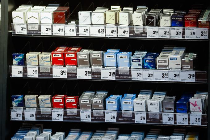 Strožja zakonodaja, ki ji je tobačna industrija še kako nasprotovala, uvaja tudi enotno embalažo, veliko slikovno opozorilo o škodljivosti kajenja. | Foto: Anže Malovrh / STA
