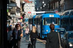 V zagrebškem tramvaju s pestmi nad par, ki se je poljubljal