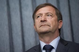 Erjavec napovedal zapiranje veleposlaništev