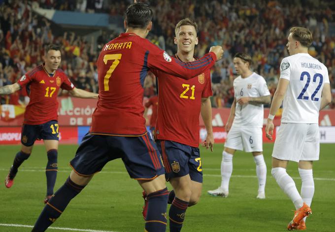 Dani Olmo je v 13. minuti popeljal Španijo v vodstvo proti oslabljeni Norveški. | Foto: Reuters