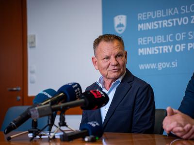 Matoz zaposlenim na upravni enoti: Morate biti najboljši servis