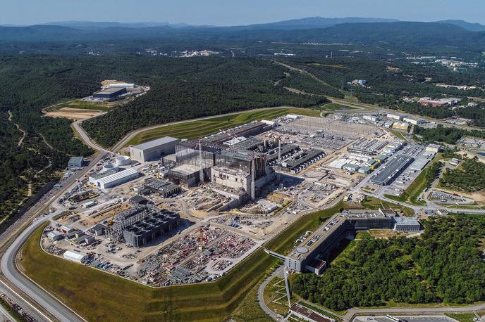 ITER | V kraju Saint-Paul-lez-Durance na jugu Francije na 42 hektarjih prostora ustvarjajo 20 milijard evrov vreden fuzijski reaktor, ki bo največji svoje vrste na svetu. | Foto ITER