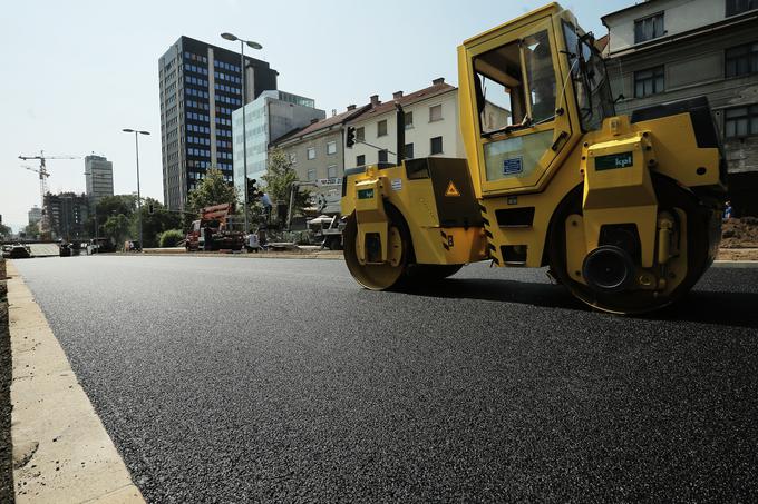 Letos je asfalterjem vreme še posebej naklonjeno, saj je asfaltiranje mogoče le ob suhem in toplem vremenu. | Foto: STA ,