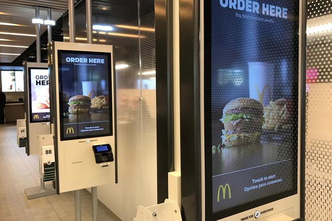 Tole je sicer fotografija za tujine, a takšne zaslone za naročanje "bigmekov", "mkčiknov" in drugih priljubljenih jedi najdemo tudi v vse več restavracijah McDonald's v Sloveniji. | Foto: Reuters