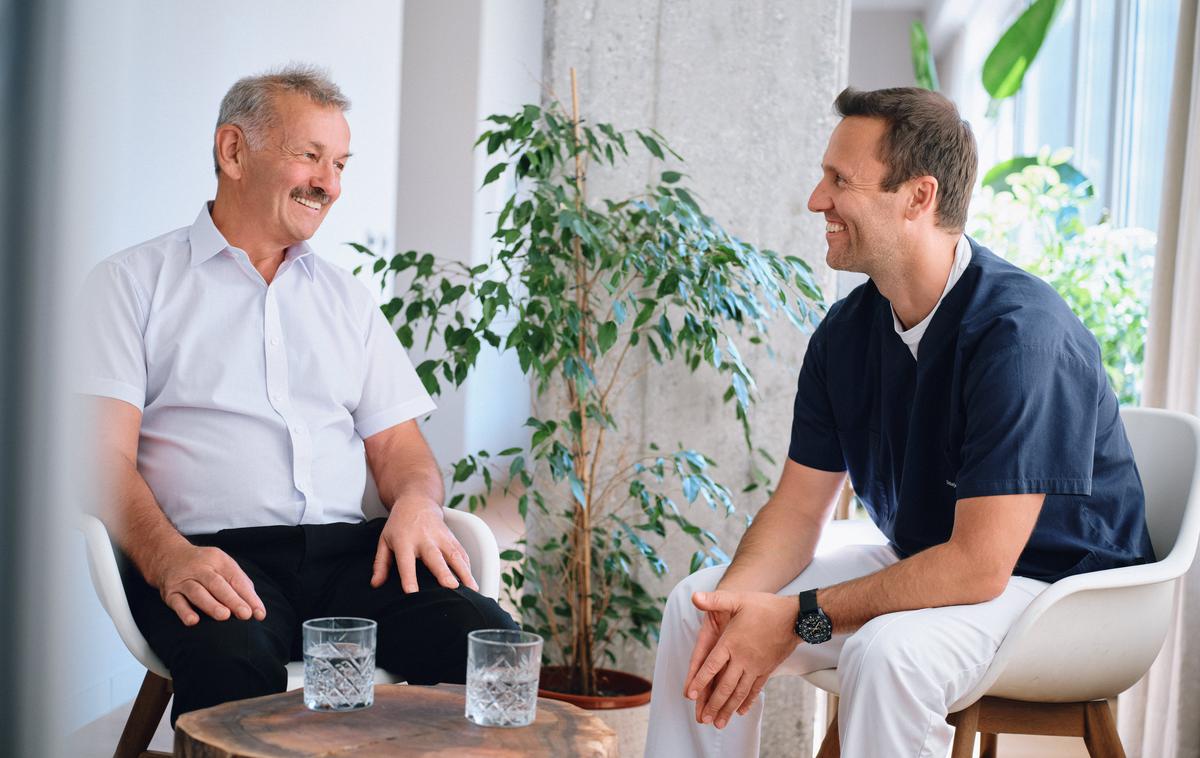 Maha, srčno žilne bolezni | V MAHA vedno začnejo s pogovorom. Pacient ni številka, ampak partner. »Najprej mu razložimo, kaj se dogaja v njegovem telesu in zakaj je sprememba nujna. Z diagnostičnimi metodami človek vidi sam – na svoje oči – in tako razume logiko svojega telesa. Ko razume, mu nič več ni težko spremeniti. Takrat zdravje postane rezultat znanja, ne prisile,« pojasnjuje dr. Perko. | Foto Ustna medicina