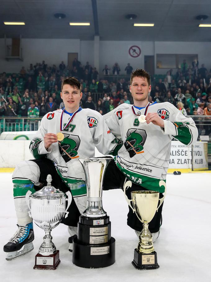 Z bratom Markom in soigralci zmajev je v zadnji sezoni osvojil vse, kar je lahko - postal je slovenski pokalni prvak, slovenski državni prvak in zmagovalec Alpske lige. | Foto: Matic Klanšek Velej/Sportida