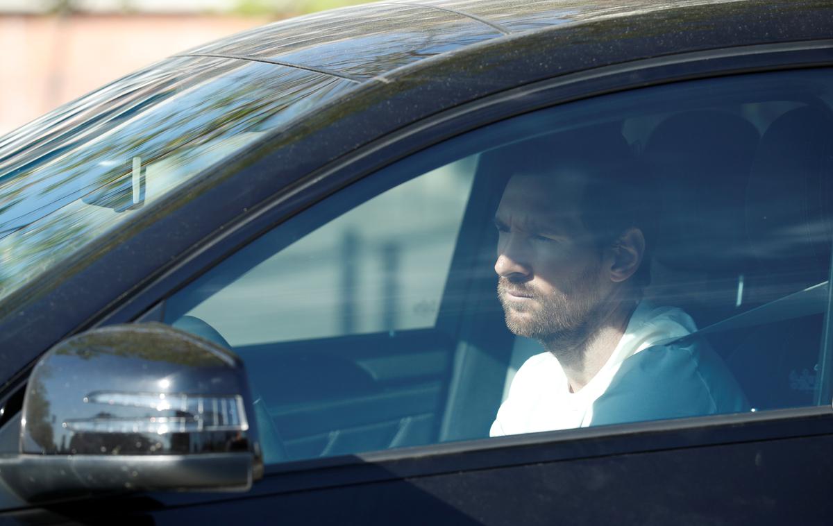 Lionel Messi | Takole se je v vadbeni center Barcelone pripeljal Lionel Messi. | Foto Reuters