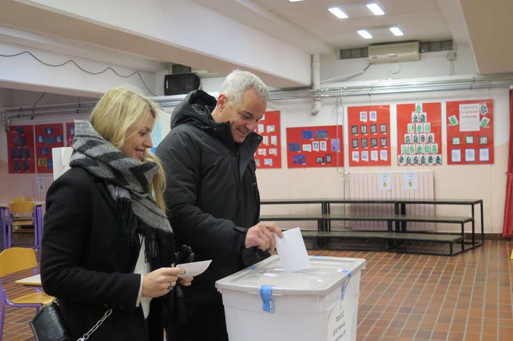 Preostanek dneva je preživel z družino, za katero je imel v zadnjih nekaj tednih zaradi intenzivne volilne kampanje manj časa. "Povezana družina daje moč, da lažje prenašamo neumnosti sodobnega časa," je dejal. | Foto: STA/Katja Kodba