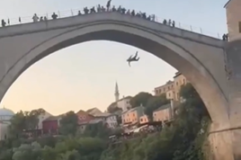 Prebivalci Mostarja brutalno pretepli turista #video