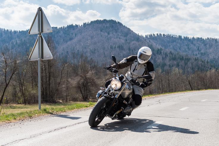 Tako Andraž kot Peter pravita, da je fizična pripravljenost motorista zelo pomembna za varnejšo vožnjo. Spomladi telo še ni v optimalni formi za brezhibno izpeljane manevre, ki lahko preprečijo nesrečo. Peter v razmislek pove, da ni veliko motoristov, ki bi znali izvesti prvino "levjega skoka". Ta ti lahko ob padcu reši življenje ali  ublaži posledice nesreče. "Fizična priprava je neka osnova. Hitreje ko pelješ, bolje moraš biti fizično pripravljen in boljše reflekse moraš imeti. Vse to je povezano," pravi Peter Kavčič.   | Foto: Klemen Korenjak