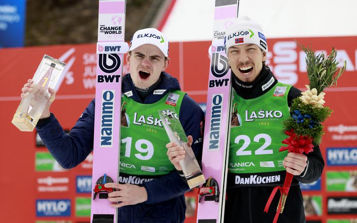 Marius Lindvik in Johann Andre Forfang sta se po odmevni aferi vrnila v ospredje na zadnji tekmi sezone. | Foto: Reuters