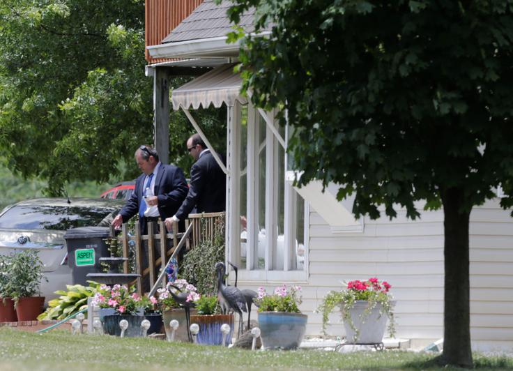 Policisti so po streljanju preiskali dom strelca Jamesa Hodgkinsona, ki je bil v obstreljevanju s policisti ubit. | Foto: Reuters
