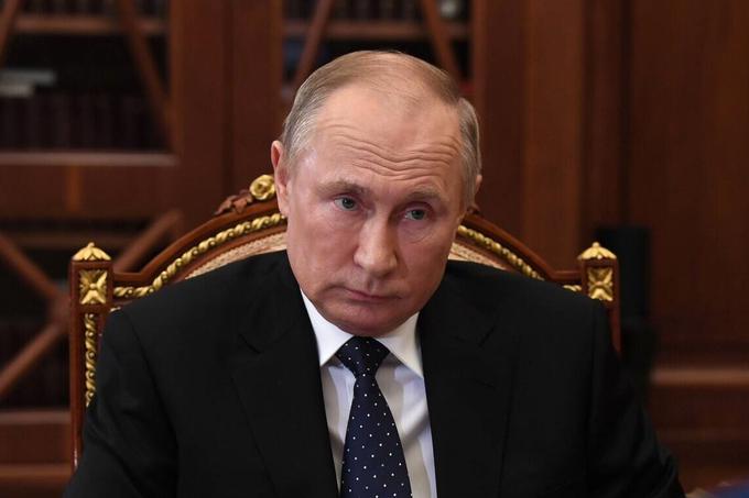Vladimir Putin se zaveda, da so ga v Moskvi z izbiro generalov, ki so vodili "posebno vojaško operacijo" v Ukrajini, malo polomili. Prav danes je ruska medijska hiša RBC poročala, da je Putin v ponedeljek osebno, s podpisom odloka, odpustil kar pet generalov. | Foto: AP / Guliverimage