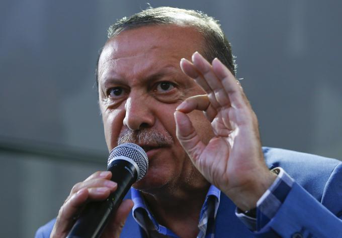 Turški predsednik Recep Tayyip Erdogan je danes Nizozemski zagrozil, da bo plačala za izgon turške ministrice. | Foto: Reuters
