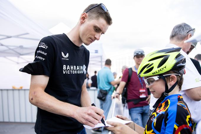 Matej Mohorič je v torek v Celju delil podpise kolesarskim nadebudnežem. | Foto: Vid Ponikvar