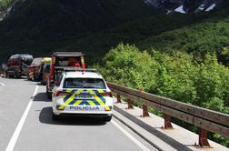 Huda prometna nesreča: 22-letnega motorista odpeljali s helikopterjem
