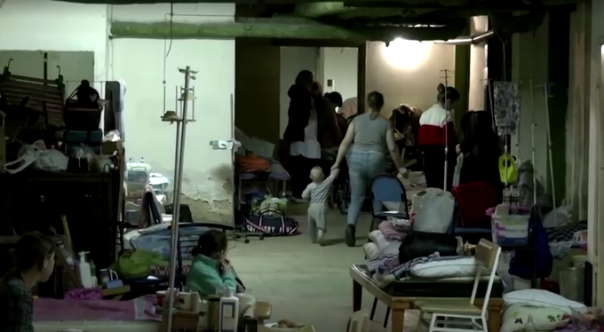 Ljudje so ostali brez vsega. Skrivajo se v zakloniščih.  | Foto: Reuters