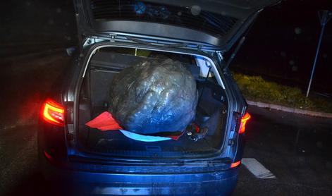 Vandal ponoči odstranil glavo na kipu Tita, prevažal jo je v prtljažniku avtomobila