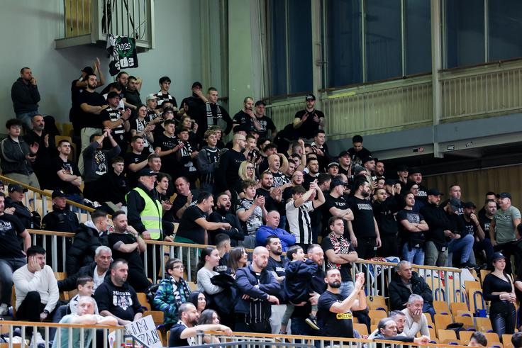 Partizan ima, kjerkoli se pojavi, bučno podporo. | Foto: Filip Barbalić