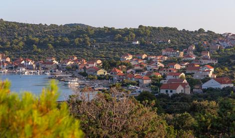 Upor na hrvaškem otoku: trajektu s turisti niso dovolili pristati