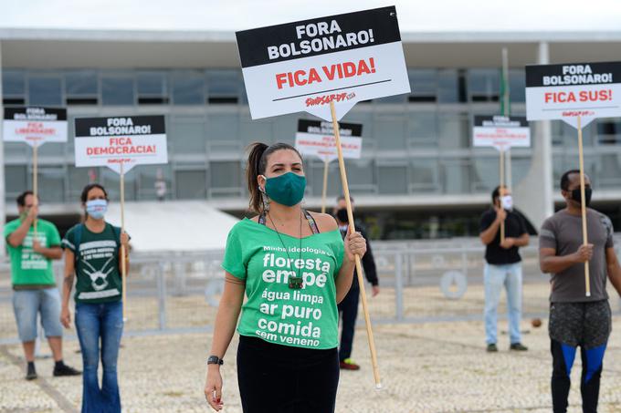 V petek so bili v Braziliji pred predsedniško palačo protesti. Protestniki so strogo upoštevali pravila, ki jih narekuje koronakriza. | Foto: Getty Images