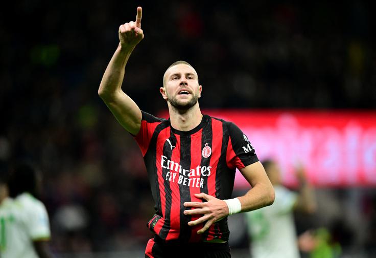 Srbski branilec Strahinja Pavlović, nekdanji soigralec Benjamina Šeška pri Salzburgu, je popeljal Milan do zmage proti Romi.  | Foto: Reuters