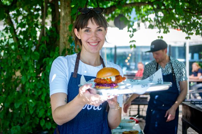 Burger. Brina Robinik Kobal | Brina Robinik Kobal, nekdanja tekmovalka v MasterChefu, nam je razkrila skrivnost dobrih burgerjev. | Foto Gaja Hanuna