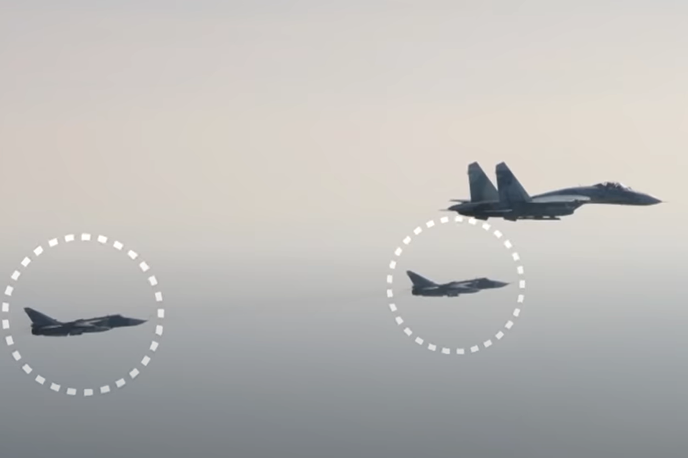 rusi | Švedske letalske sile so se takoj odzvale in proti Rusom sta poletela dva vojaška lovca JAS 39 gripens. Ruska vojaška letala je Švedom uspelo ujeti še v švedskem zračnem prostoru in jih fotografirati. | Foto Sverige TV4 News