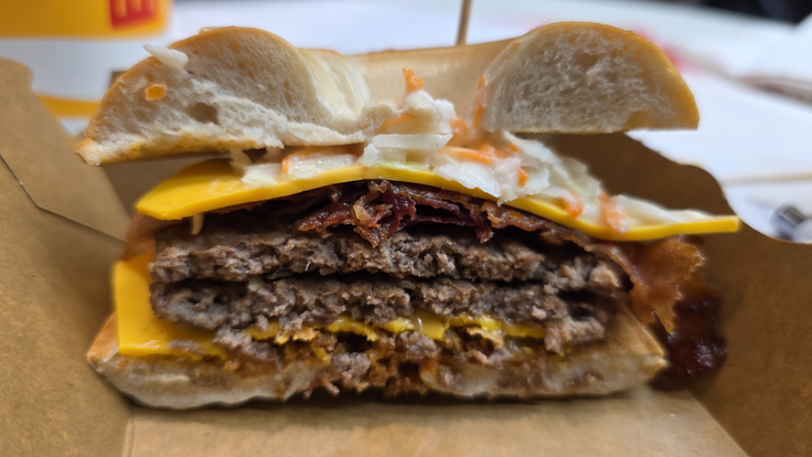 Ocenjevalci so razkrili, da je bil njihov absolutni zmagovalec BBQ Bagle, ki ga je ustvarila Meta Marjeta Marko iz Savinjske Doline. V baglu so dva goveja polpeta, sir čedar, omaka BBQ z medom, ameriška zeljna solata, hrustljava čebula in popečena slanina.  | Foto: Srdjan Cvjetović