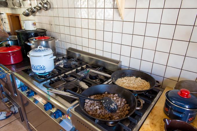 V kuhinji na Češki koči, kjer so brez hladilnika in zamrzovalnika, je potrebno precej iznajdljivosti. | Foto: Klemen Korenjak