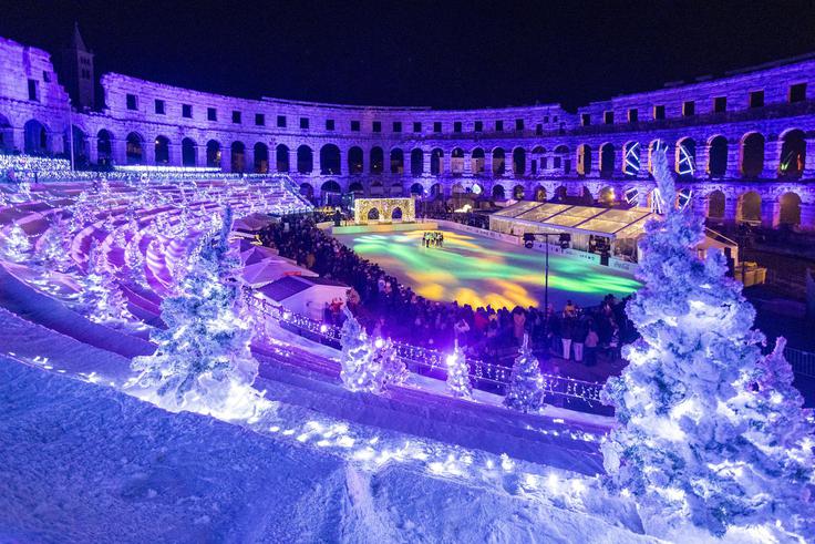 Obiskovalce vsako leto najbolj navduši drsališče v rimski areni. | Foto: Pixsell/Srecko Niketic
