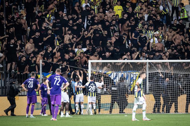 Besne privržence Fenerbahčeja so sredi drugega polčasa mirili nogometaši, med njimi tudi slovenski reprezentant Miha Zajc. | Foto: Blaž Weindorfer/Sportida