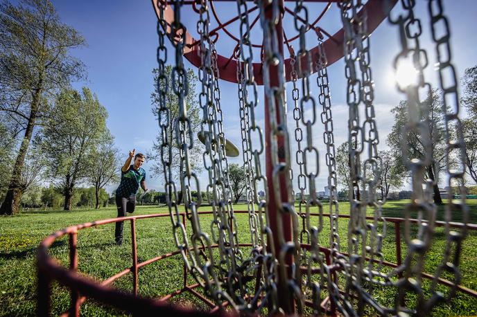 Disk Golf Savnik | Disk golf je aktivnost, ki jo lahko igraš sam, s prijatelji ali z družino. Je primerna rekreacija za mlado in staro, za oba spola. Pri disk golfu se mečejo frizbiji (diski), cilj igre pa je, da se skuša vsako progo končati s čim manj meti. Frizbi je treba spraviti v železno košaro (koš). Igra se nadaljuje tam, kjer je po predhodnem metu padel frizbi. Pravila so na las podobna tradicionalnemu golfu. | Foto Vid Ponikvar