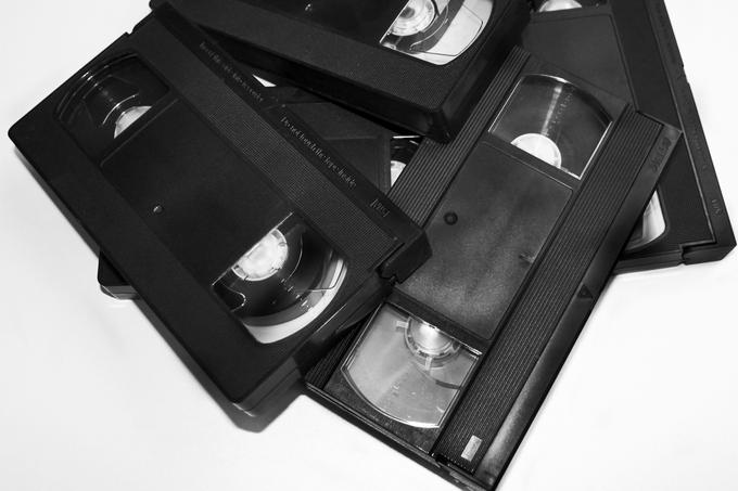 Filmi so včasih prihajali na kasetah VHS, ki so vsebovale magnetni film, predvajali pa smo jih s predvajalnikom, ki smo mu po domače rekli videorekorder. Kakovost videa je bila, če jo primerjamo z današnjimi standardi (Full HD, 60 slik na sekundo), katastrofalna. | Foto: 