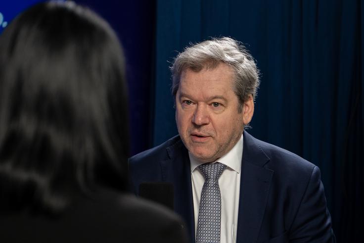 Papič je na začetku pogovora izhajal iz svoje akademske poti – kot nekdanji dekan in rektor je poudaril, da področje visokega šolstva izredno dobro pozna in da to razume kot prednost pri vodenju resorja. Ob zaključevanju mandata je izpostavil, da so bili narejeni pomembni koraki, predvsem pa da so postavili okvir za naslednjih deset do 15 let: stabilnejši sistem delovanja visokega šolstva in znanosti, ki naj ne bi bil odvisen zgolj od enega mandata. | Foto: Liam Toni Šironjič