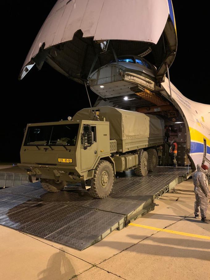 Do Češke so pripeljali 70 ton tovora.  | Foto: Antonov Airlines