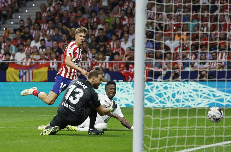 V akciji, po kateri je Oblak prejel drugi gol, je hitronogi Vinicius Jr. zatresel vratnico. | Foto: Reuters