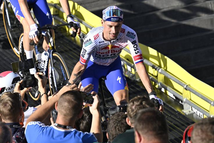 Novi dresi Red Bull - BORE - hansgrohe vsebujejo tudi barve slovenske zastave. | Foto: Guliverimage