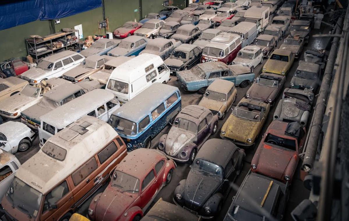 Najdba starodobnikov London | Avtomobili so bili parkirani v velikem skladišču, kjer so bili vrsto let nedotaknjeni.