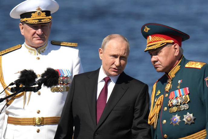 Vladimir Putin | Ruskemu predsedniku Vladimirju Putinu vojna v Ukrajini koristi, ker utrjuje njegovo oblast, je prepričan Leon Aron. Na fotografiji iz leta 2023: Putin in takratni obrambni minister Sergej Šojgu na paradi ruske vojaške mornarice. | Foto Guliverimage