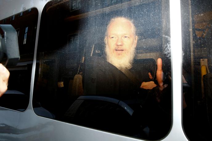 Julian Assange | Britanska policija je v četrtek na ekvadorskem veleposlaništvu v Londonu aretirala ustanovitelja WikiLeaksa Juliana Assangea. | Foto Reuters