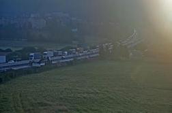 Po večurni zapori vendarle sprostili promet na primorski avtocesti