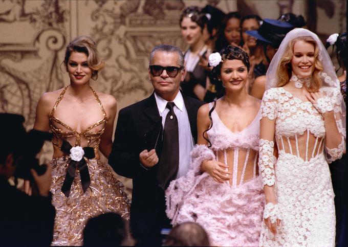 Leta 1993 na Chanelovi modni reviji z manekenkami Cindy Crawford, Heleno Christensen in Claudio Schiffer. | Foto: Reuters