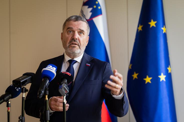 "Potrebujemo diplomacijo, ki se zna odzivati na spremembe ter te interese samozavestno in učinkovito uveljavljati," je glede na sporočilo ministrstva dejal Kajzer, ki je poudaril pomen gospodarske diplomacije. "Diplomacija sama sebi ne more biti namen. Slediti mora interesom Slovenije, podpirati naše gospodarstvo in odpirati vrata slovenskim podjetjem na tujih trgih," je poudaril. | Foto: Bor Slana/STA
