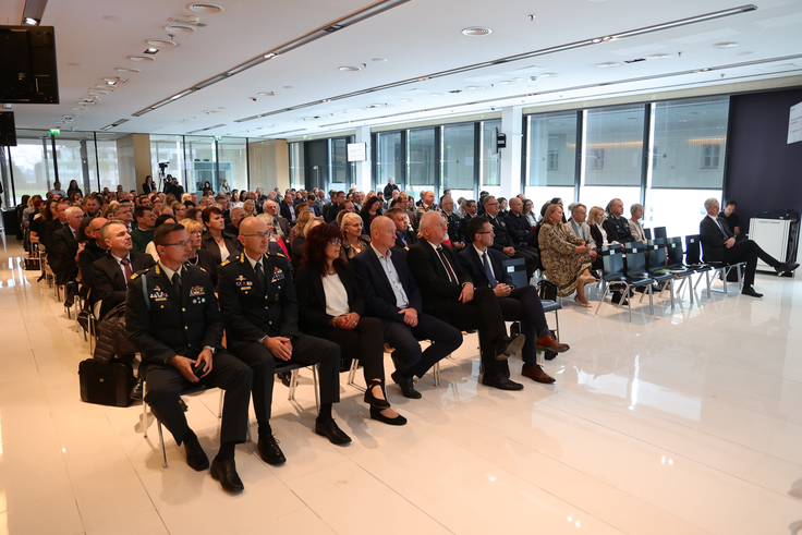 V počastitev letošnjega dneva civilne obrambe so v Kongresnem centru Brdo potekale tri okrogle mize, na katerih so različni strokovnjaki razpravljali o krepitvi odpornosti države. | Foto: Bruno Toič