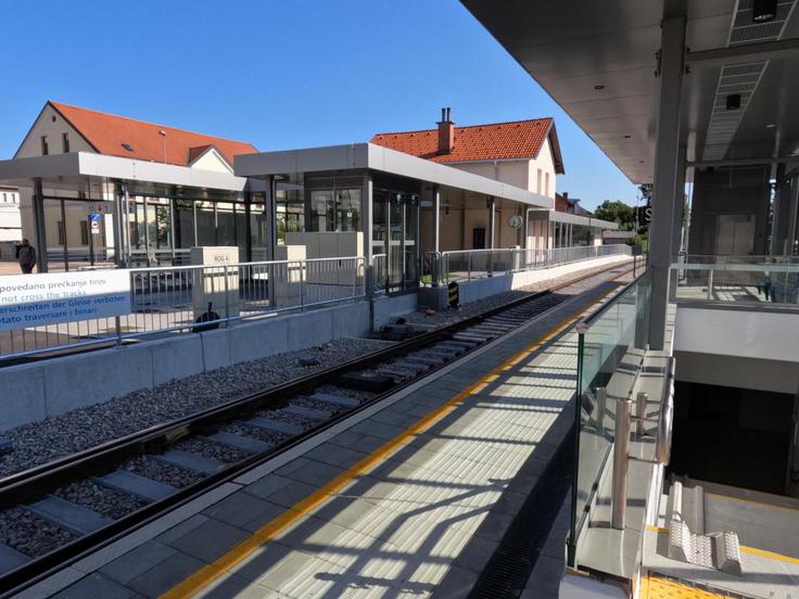 Železniška postaja Domžale je ena od postaj, kjer so v okviru prenove uredili tudi povsem varne dostope na vse perone. | Foto: Občina Domžale