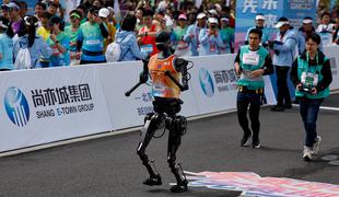 Roboti na polmaratonu v Pekingu krepko za rekreativci #foto #video