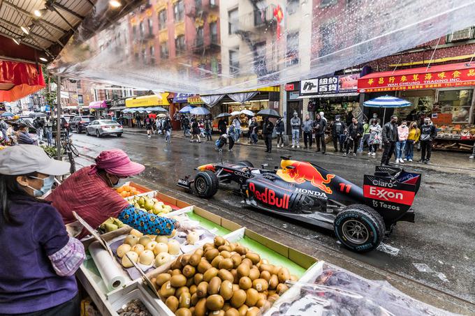 Perez z dirkalnikom formule 1 v newyorški kitajski četrti | Foto: Red Bull Content Pool