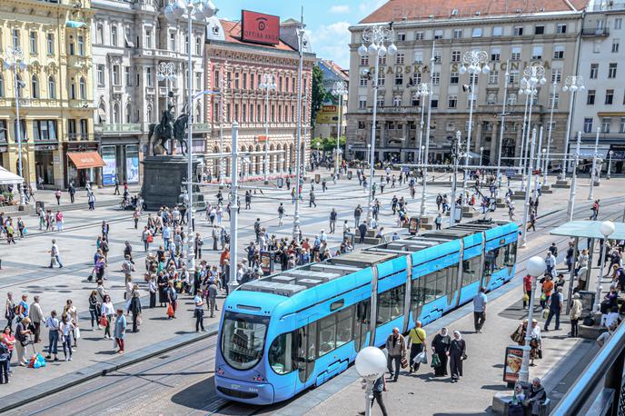 Zagreb tramvaj | Zagreb ima v letošnji turistični sezoni na voljo enako število ležišč v zasebnih namestitvah kot pred pandemijo covid-19, deset odstotkov več ležišč v hotelih in za 25 odstotkov manj ležišč v mladinskih hotelih, kjer je njihovo število padlo z 2.400 na 1.800. | Foto Shutterstock